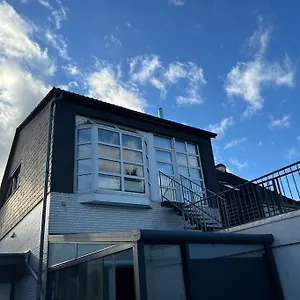 Ferienhaus Mit Privatparkplatz, Terrasse Und Stadtnaehe Ferienhaus